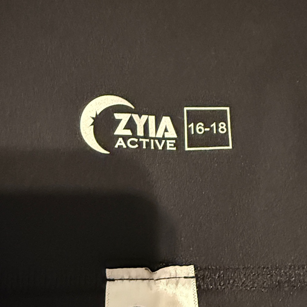 Zyia Leopard Print Capri Length Leggings - Picture 4 of 5